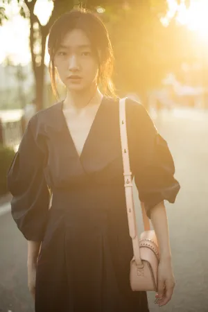 周依然黑裙少女甜美写真图片_17