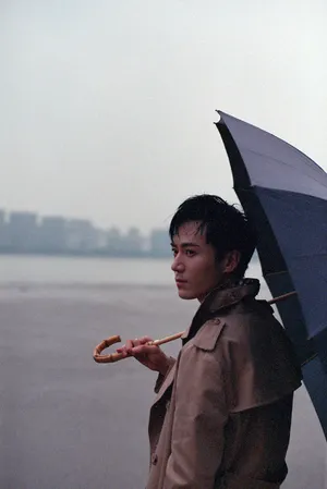 茅子俊卡其风衣帅气写真图片_7