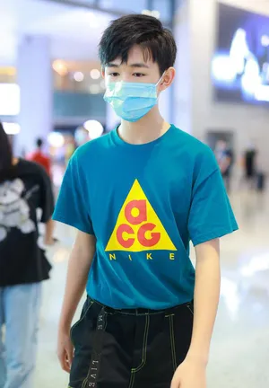“朱朝阳”荣梓杉蓝色T恤可爱帅气机场照图片