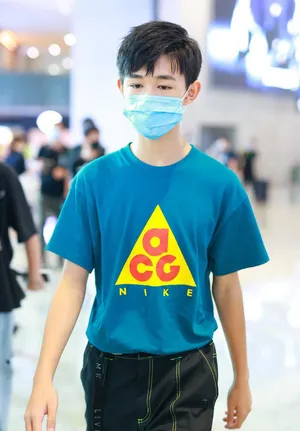 “朱朝阳”荣梓杉蓝色T恤可爱帅气机场照图片_4