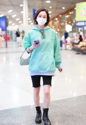 李纯短发俏皮绿卫衣清新白皙美腿撩人机场照图片