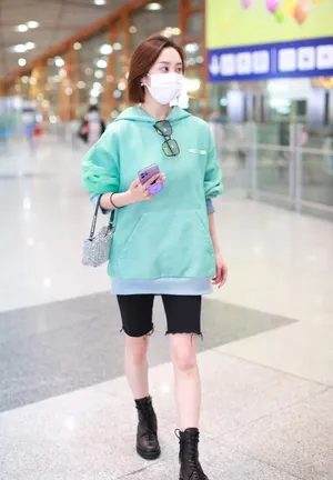 李纯短发俏皮绿卫衣清新白皙美腿撩人机场照图片_3