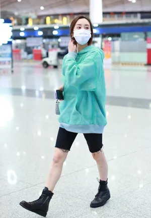 李纯短发俏皮绿卫衣清新白皙美腿撩人机场照图片_4