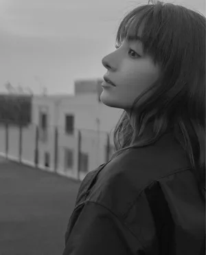 麦迪娜黑色工装甜酷写真图片