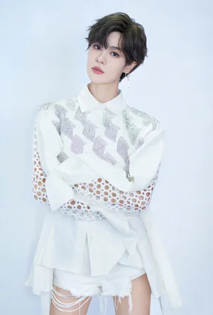 郁可唯短发性感甜酷写真图片