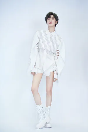 郁可唯短发性感甜酷写真图片