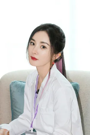 杨幂医生造型白大褂粉色挑染高马尾元气美照图片_8