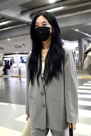 张紫宁灰色西服套装休闲潇洒机场照图片