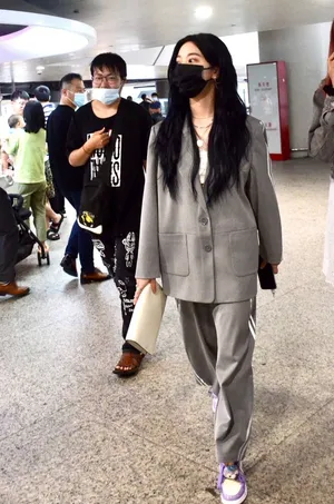 张紫宁灰色西服套装休闲潇洒机场照图片_2