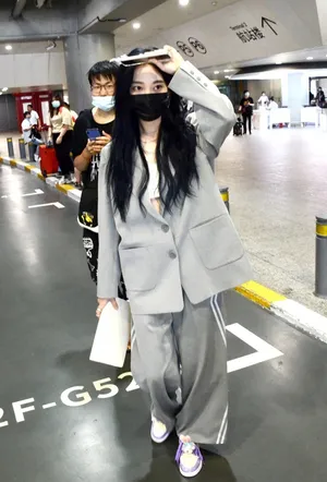 张紫宁灰色西服套装休闲潇洒机场照图片_3