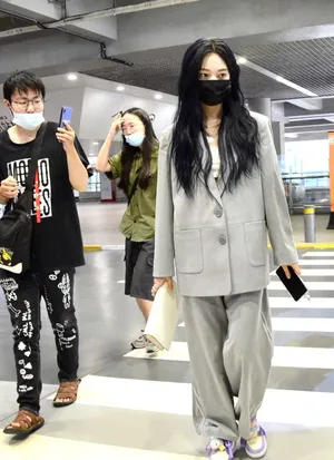 张紫宁灰色西服套装休闲潇洒机场照图片_4
