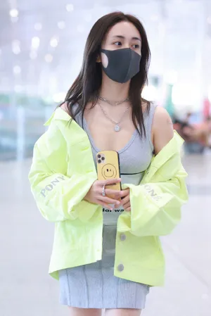 刘芸紧身背心裙街拍照图片