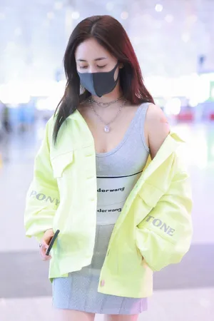 刘芸紧身背心裙街拍照图片_2