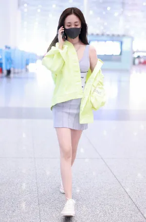 刘芸紧身背心裙街拍照图片_4