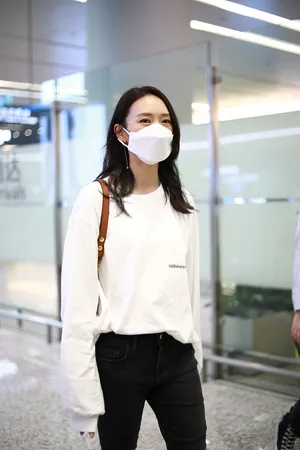 童瑶白色卫衣简洁大方勾勒好身材机场照图片