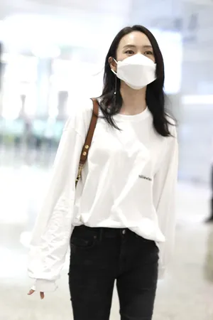 童瑶白色卫衣简洁大方勾勒好身材机场照图片_2