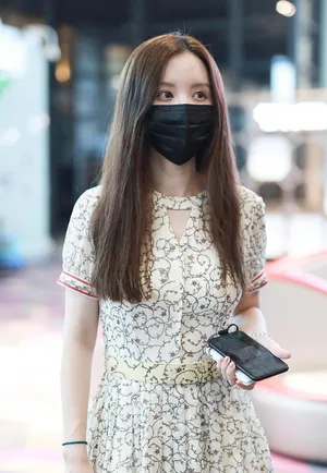 张萌长发披肩甜美少女碎花裙可爱机场照图片