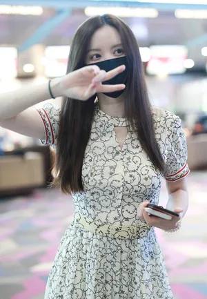 张萌长发披肩甜美少女碎花裙可爱机场照图片_2