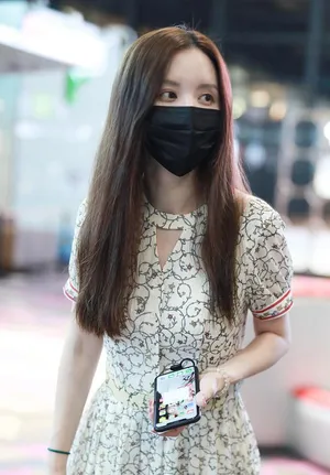 张萌长发披肩甜美少女碎花裙可爱机场照图片_3