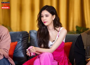 宋妍霏粉色浪漫综艺剧照图片_9