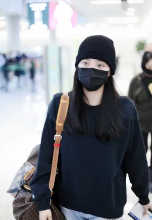 欧阳娜娜黑色卫衣简约休闲时尚机场照图片_2