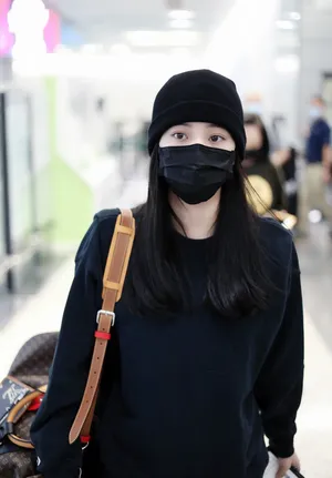 欧阳娜娜黑色卫衣简约休闲时尚机场照图片_4
