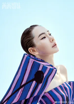 戚薇时尚新刊封面大片写真图片