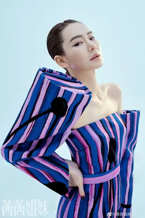 戚薇时尚新刊封面大片写真图片_1