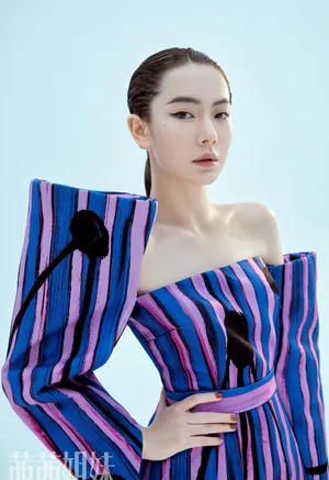 戚薇时尚新刊封面大片写真图片_3