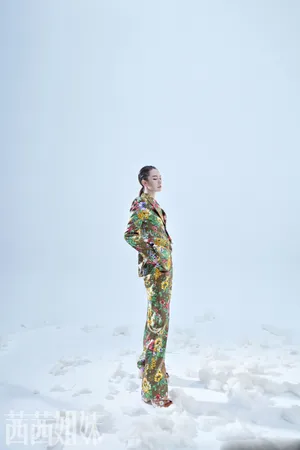 戚薇时尚新刊封面大片写真图片_5