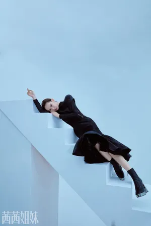 戚薇时尚新刊封面大片写真图片_6