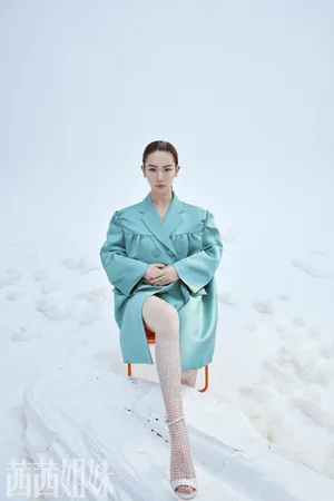 戚薇时尚新刊封面大片写真图片_7