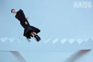 戚薇时尚新刊封面大片写真图片_9