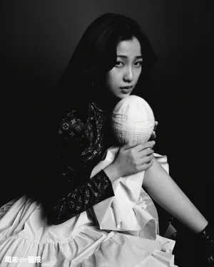 虞书欣胶片复古风写真图片_5