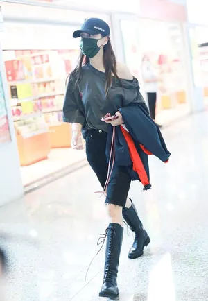 angelababy露肩卫衣利落私服街拍图片