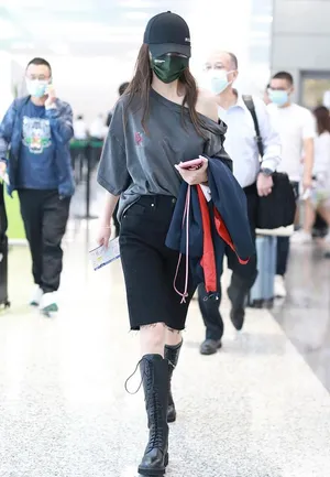 angelababy露肩卫衣利落私服街拍图片_1