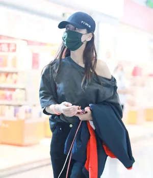 angelababy露肩卫衣利落私服街拍图片_2