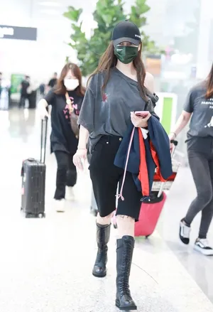 angelababy露肩卫衣利落私服街拍图片_5