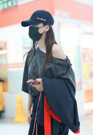 angelababy露肩卫衣利落私服街拍图片_6
