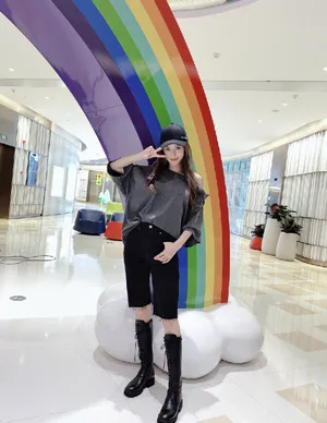 angelababy露肩卫衣利落私服街拍图片_7