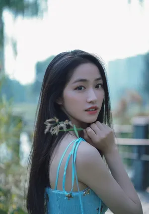 杨肸子吊带蓝裙性感写真图片