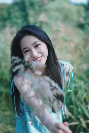 杨肸子吊带蓝裙性感写真图片_3