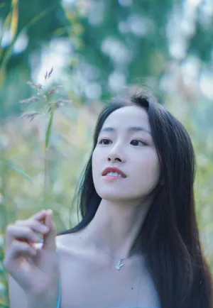 杨肸子吊带蓝裙性感写真图片_6