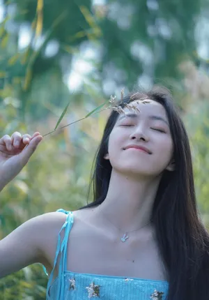 杨肸子吊带蓝裙性感写真图片_7