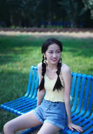 杨肸子麻花辫甜美写真图片_1