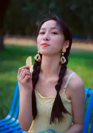 杨肸子麻花辫甜美写真图片_2