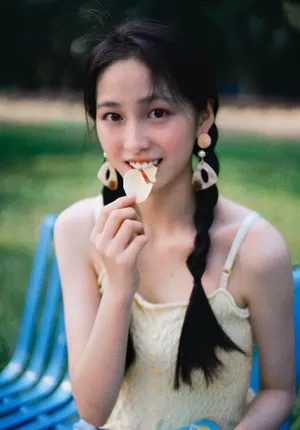 杨肸子麻花辫甜美写真图片_3
