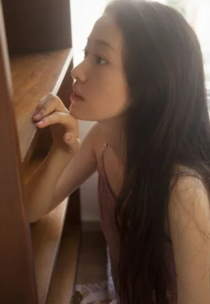 杨肸子吊带裙性感写真图片