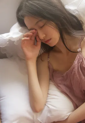 杨肸子吊带裙性感写真图片