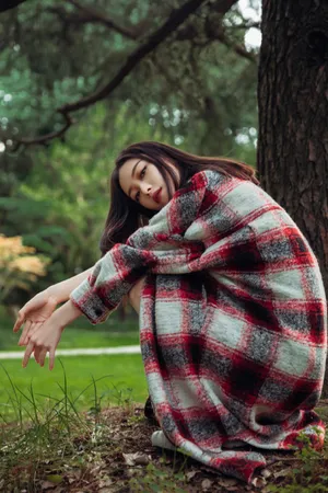 倪妮格纹外套早秋写真图片_2